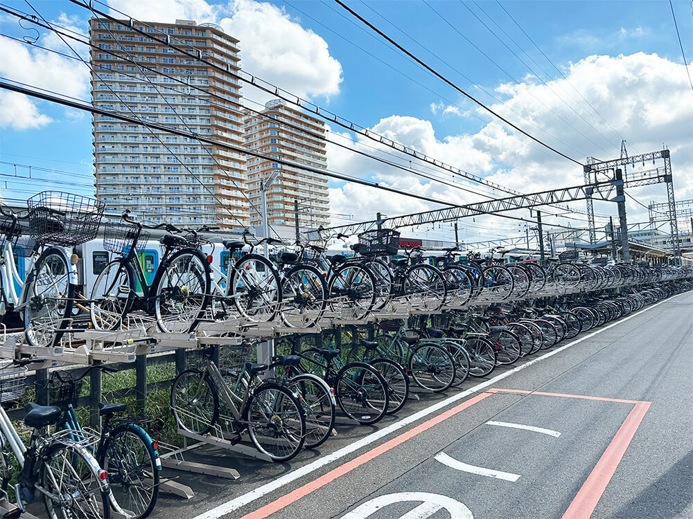 歩道沿いに並んだ駐輪場