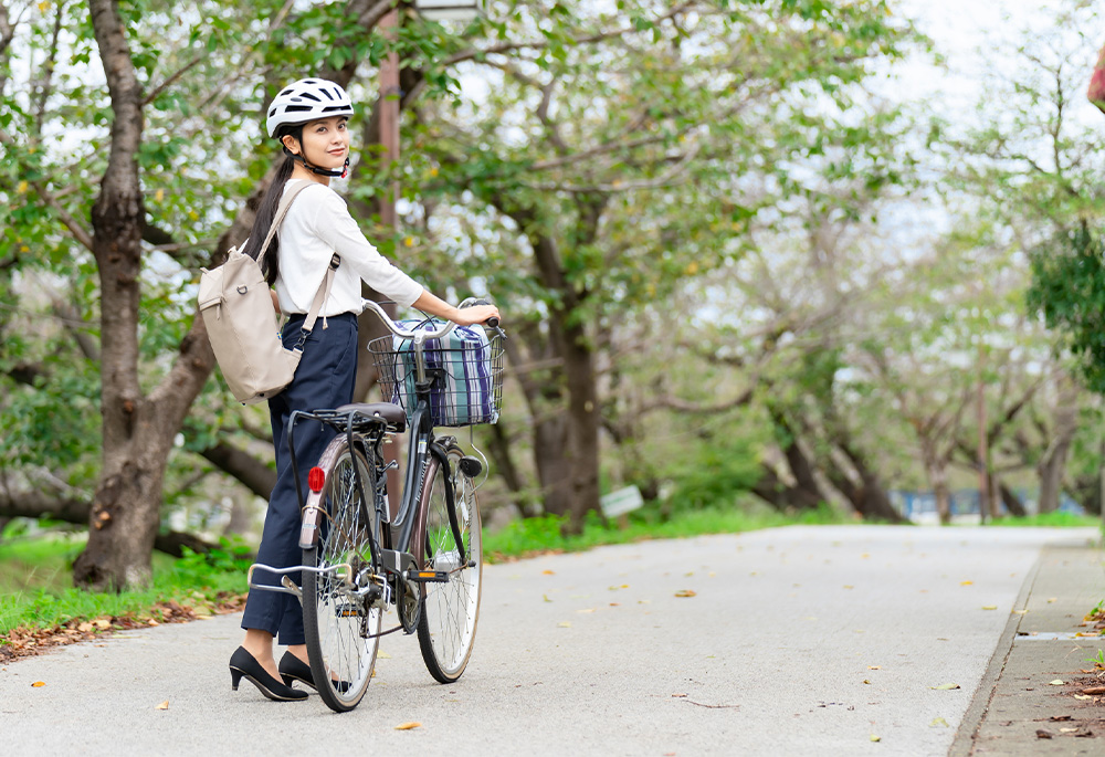 自転車を押して歩く女性