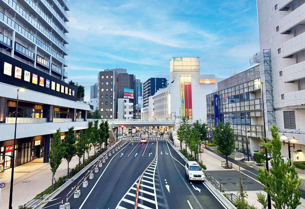 駅前のロータリーと街並み