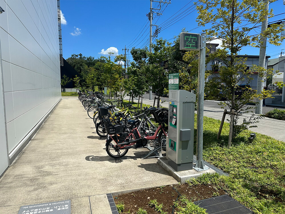 精算機を備えた屋外の駐輪場