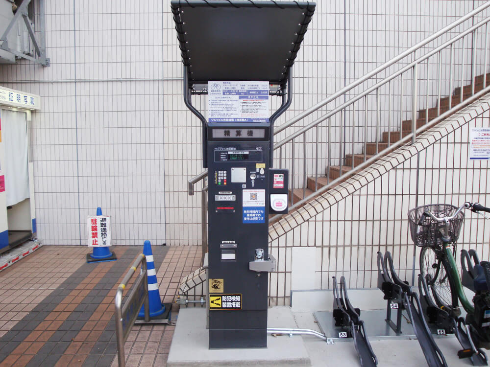 階段の横に精算機を設置した駐輪場