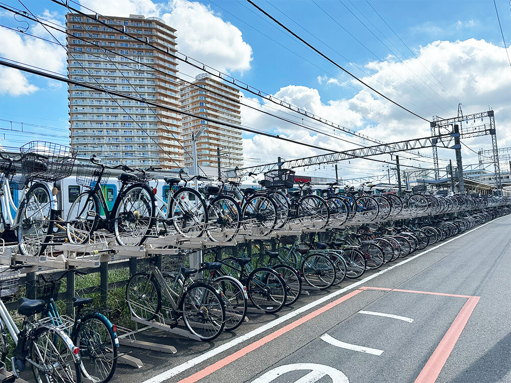 自転車が並ぶ屋外の２段式サイクルラック