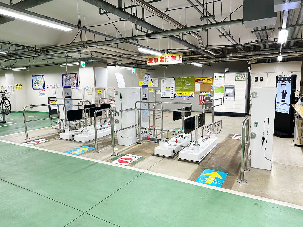 ゲートシステムを設置した屋内の駐輪場