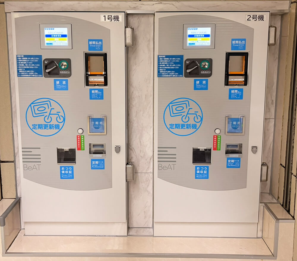 2台並んで設置された定期更新機
